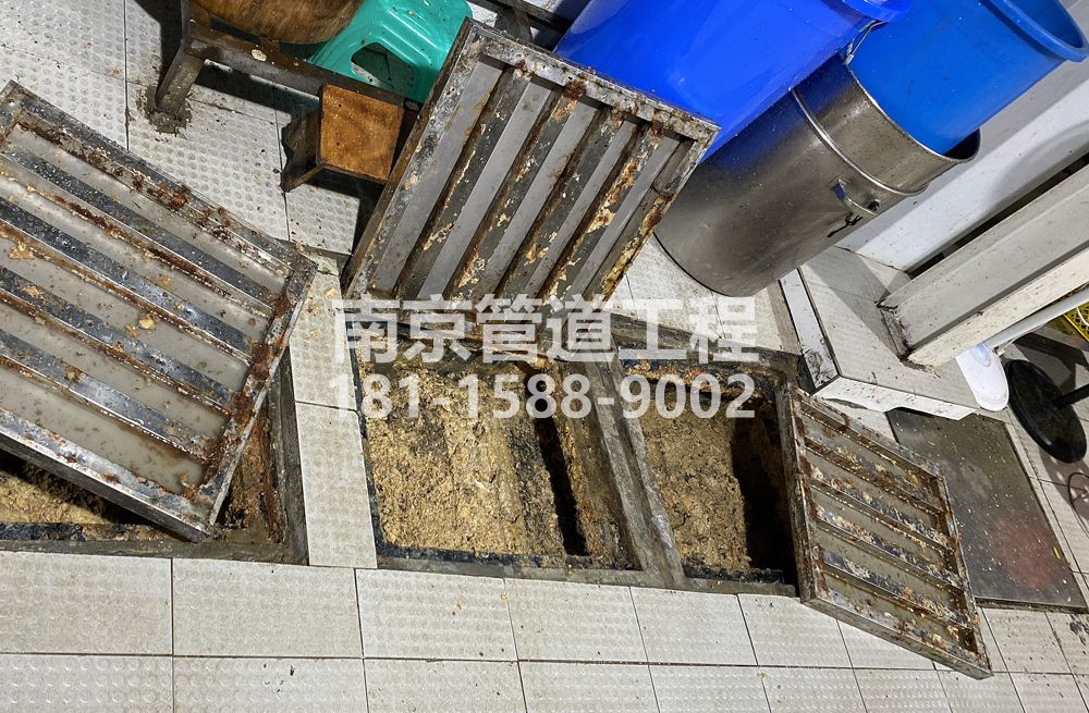 278红山公园城管中队食堂隔油池清理