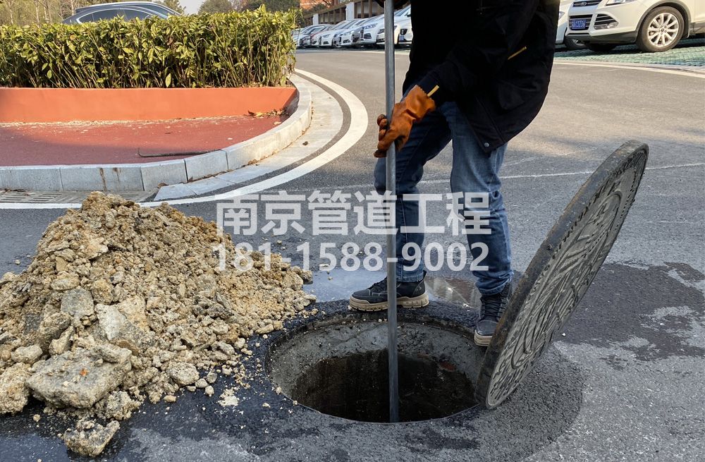 306红山公园管道油块清理